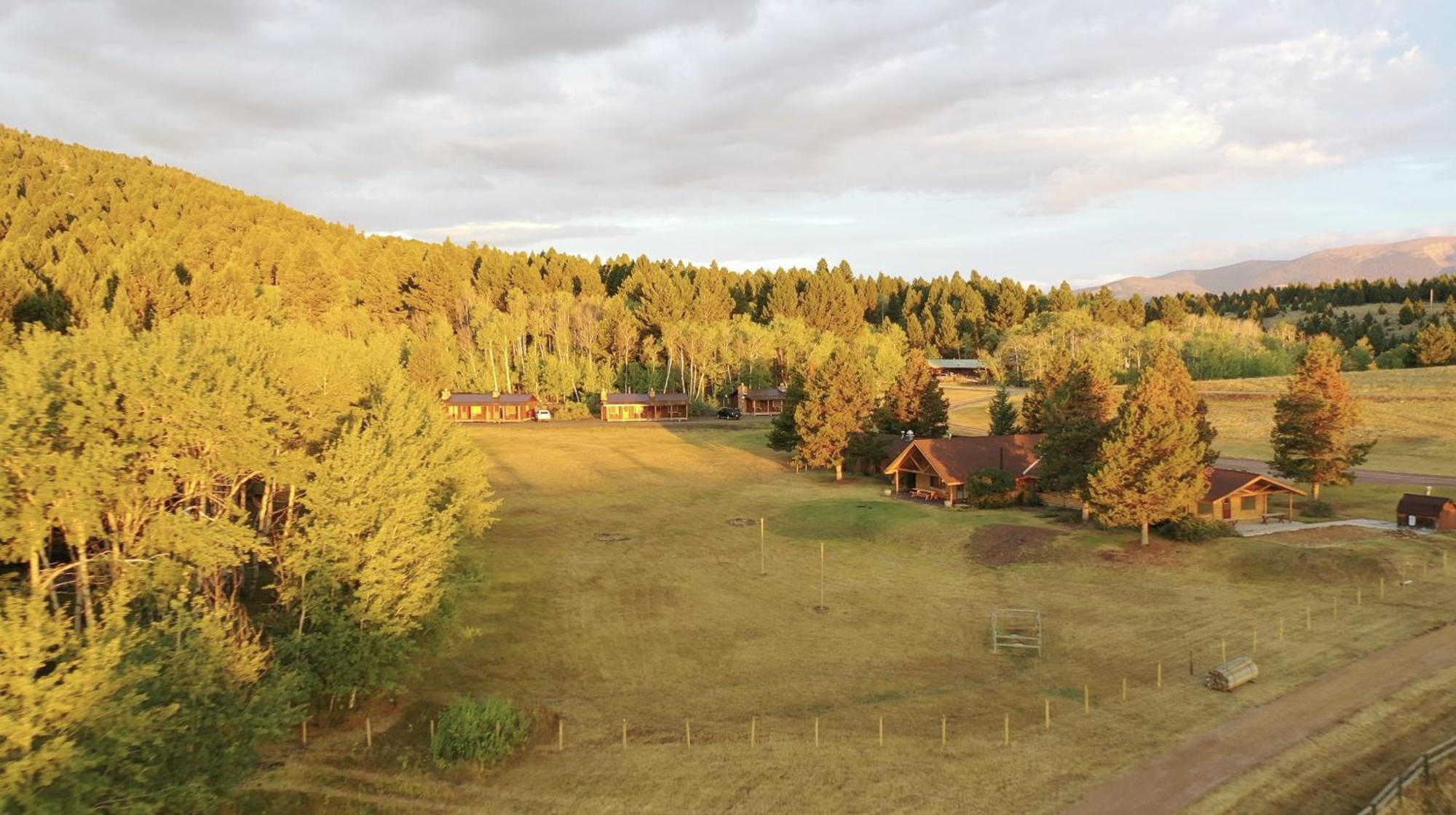 Hotel Grassy Mountain Ranch White Sulphur Springs Exterior foto